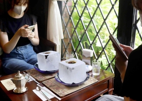 氷の器に入ったコーヒー。写真を撮る客も多い＝神戸市中央区山本通２