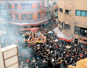 初期の春節祭。「驚くほど人がやって来た」という（曹さん提供）