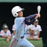 ３回裏、２点二塁打を放った香寺の森本雄斗選手＝Ｇ７スタジアム神戸（撮影・秋山亮太）