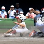 ３回裏、滑り込んで生還する味間の團野廉選手＝Ｇ７スタジアム神戸（撮影・秋山亮太）