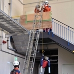 落下事故が起きた火災現場での救助方法を再現する隊員たち＝神戸市中央区神戸空港