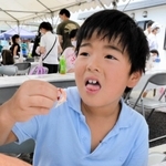 アメリカザリガニのボイルなど、おいしく調理された外来生物を試食する子どもたち＝神戸市長田区苅藻島町３
