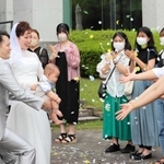 学生らから祝福を受け、幸せいっぱいの笑みを浮かべる新郎新婦＝神戸市西区