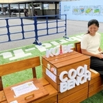 ＪＲ三ノ宮駅前に登場したクールベンチ。猛暑の日でも座面は冷たく、快適に過ごせる＝神戸市中央区