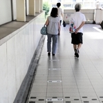 足元を特に気にすることなく通行する人たち。「うっかり『野洲』まで来ちゃった」と、豪快に寝過ごした悲劇も疑似体験できるかもしれない＝ＪＲ住吉駅前