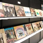 今も絶大な人気を誇るビートルズのレコード＝神戸市東灘区向洋町中６、神戸ファッションマート