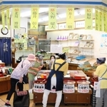 営業する店内。商品名ではなく阪神タイガースのスタッフや選手の名前がつられている＝神戸市兵庫区荒田町４