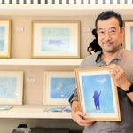 「ブルーベアー」を主人公にしたイラストを展示している谷口周郎さん＝神戸市東灘区住吉本町２