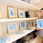 「ブルーベアー」を主人公にしたイラストを展示している谷口周郎さん＝神戸市東灘区住吉本町２