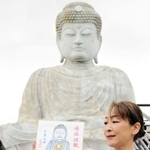 新型コロナ収束を願いイラストを描いた雲井律子さん＝神戸市兵庫区北逆瀬川町