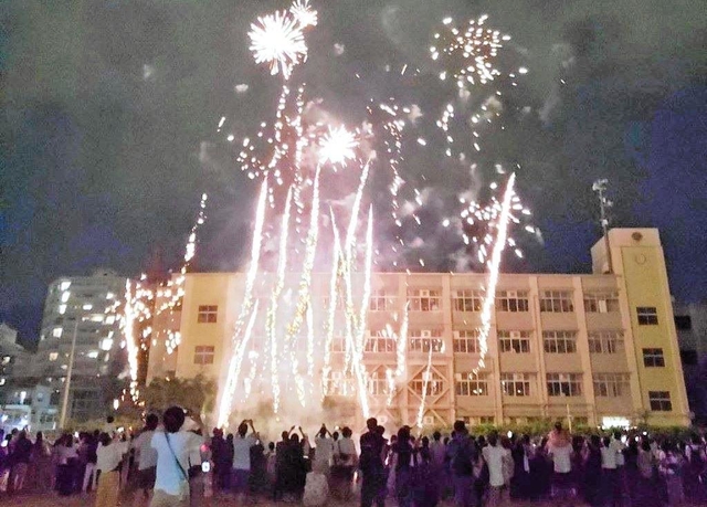 御影小校庭であった児童の灯ろう展に合わせて行われた打ち上げ花火＝２７日夜、神戸市東灘区御影石町３（提供写真）