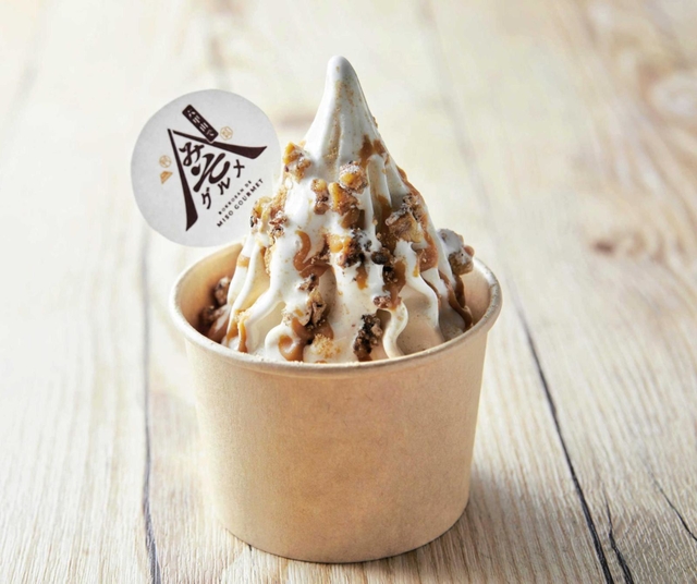 「ＴＥＮＲＡＮ　ＣＡＦＥ」の濃厚ソフトクリームの特製六甲みそキャラメルソースがけ