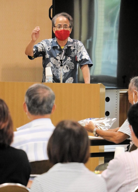 講評する「Ｍｏｔｔｏひょうご」の栗木剛事務局長＝東灘区役所