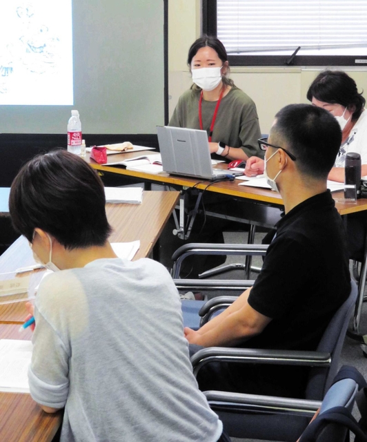「トリプルＰ」について学ぶ受講者＝神戸市中央区役所