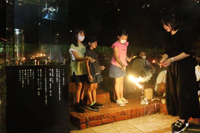 希望の灯りを種火に花火を楽しむ親子ら＝東遊園地