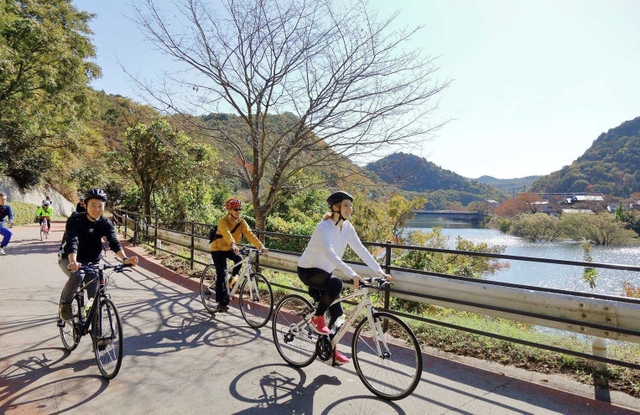 神出山田自転車道でサイクリングを楽しむイベント参加者＝２０１９年１１月、北区山田町衝原（神戸市提供）
