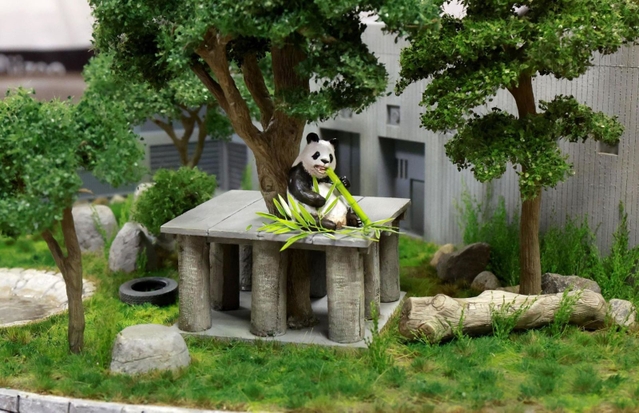 荒木さとしさんがジオラマで再現したタンタンのパンタ舎＝神戸市灘区王子町３、王子動物園（撮影・長嶺麻子）