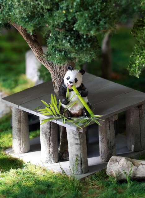 荒木さとしさんが作ったジオラマ＝１６日午後、神戸市立王子動物園（撮影・長嶺麻子）