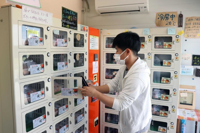 新鮮な卵を販売する自販機＝神戸市西区神出町南、神出たまごセンター