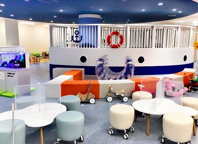 神戸らしい船型遊具（奧）を備えた六甲アイランドの「こべっこあそびひろば」（神戸市東灘区提供）