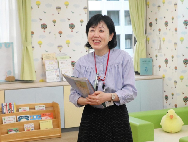 子育て支援情報サイト「うめろぐ」と「ためまっぷ」の活用を呼び掛ける藤田由美さん＝おやこふらっとひろば東灘（神戸市東灘区役所内）