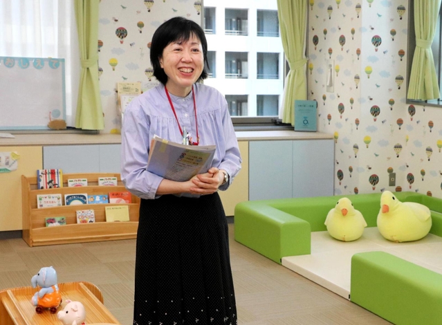子育て支援情報サイト「うめろぐ」と「ためまっぷ」の活用を呼び掛ける藤田由美さん＝おやこふらっとひろば東灘（神戸市東灘区役所内）