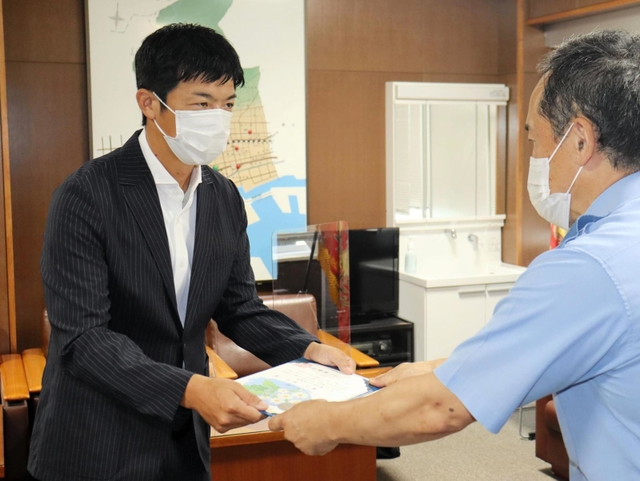 海で溺れている男性を助け、のじぎく賞を受けた崎山亮太さん（左）＝葺合署