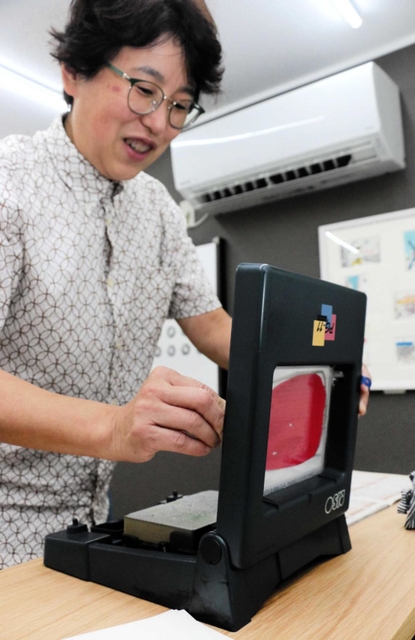 今回で最後となる作品展を開催中の和田直子さん＝神戸市長田区