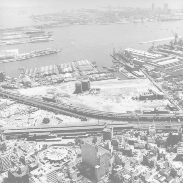 旧国鉄湊川貨物駅跡地に広がる神戸ハーバーランドの開発地区。建物はほとんどない＝１９８７年４月、ＪＲ神戸駅上空から撮影