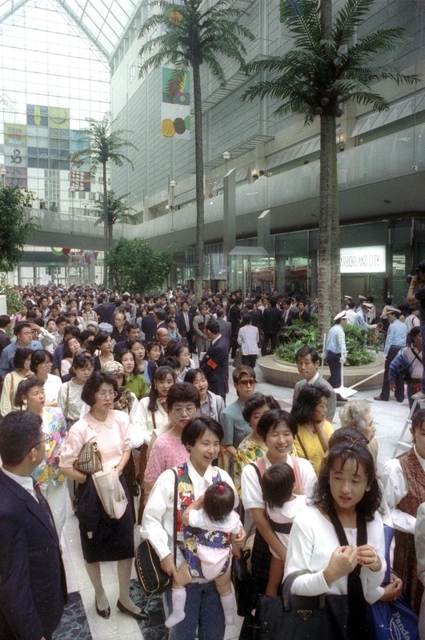 全面開業当日、多くの人が詰めかけた＝１９９２年１０月