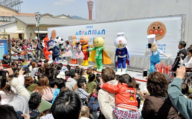 神戸アンパンマンこどもミュージアム＆モールがオープン。親子連れでにぎわった＝２０１３年４月