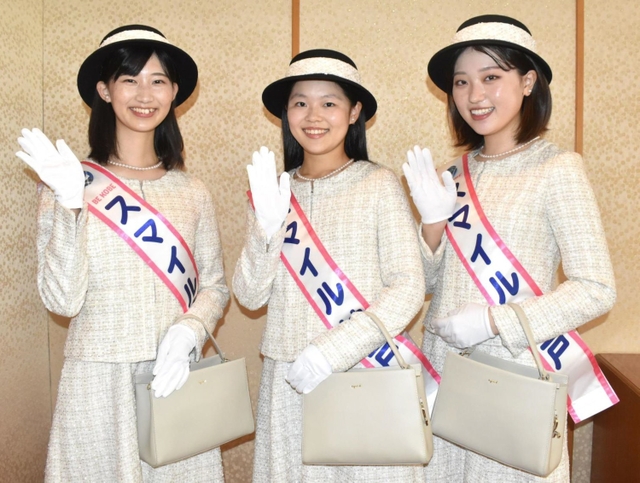 「スマイル神戸」に決まった（左から）谷口優月さん、新木りさこさん、江口ひとみさん＝神戸市役所