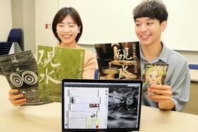 ２０２０年度に「硯水」の第２巻を編集した（左から）木下菜月さんと鳥居柊平さん＝神戸市中央区港島南町７