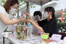 ハーブを使った商品を販売する生徒＝神戸市長田区長田町１