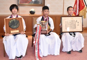 全国道場少年剣道大会で初優勝した白川台少年剣修会の（右から）地主朝陽選手、高橋慶伍選手、松尾茶胡選手＝神戸市役所