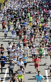 前回の「六甲シティマラソン大会」でコースを駆けるランナー＝２０１９年１１月