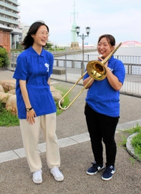 実行委員長でトロンボーンを手にする森安愛莉さん（右）と広報部局長の奥村奏さん＝神戸ハーバーランド