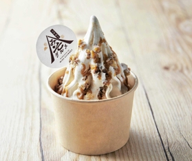 「ＴＥＮＲＡＮ　ＣＡＦＥ」の濃厚ソフトクリームの特製六甲みそキャラメルソースがけ