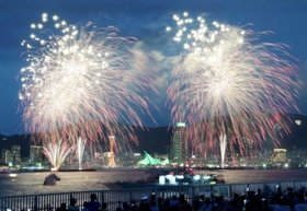 ２０１９年８月に開かれた「みなとこうべ海上花火大会」。今年は規模を縮小し、分散型花火イベントを開く