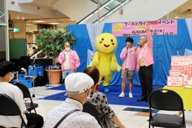 フードドライブについて伝える「モンスーン」＝コープデイズ神戸北町店