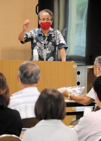 講評する「Ｍｏｔｔｏひょうご」の栗木剛事務局長＝東灘区役所