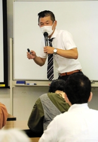 「邪馬台国と卑弥呼の謎」と題して、全く関係のない話も交えながら軽妙に古代史を解説する笑い飯・哲夫さん＝神戸市東灘区住吉東町５