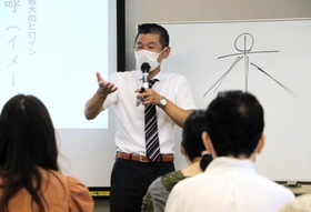 「邪馬台国と卑弥呼の謎」と題して、全く関係のない話も交えながら軽妙に古代史を解説する笑い飯・哲夫さん＝神戸市東灘区住吉東町５