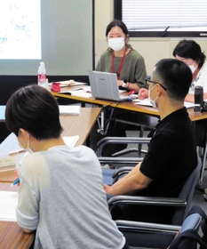 「トリプルＰ」について学ぶ受講者＝神戸市中央区役所