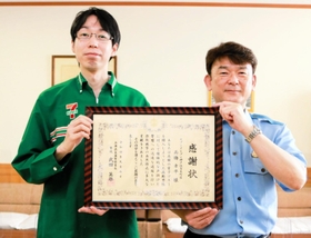 特殊詐欺を２件連続で防ぎ署長感謝状を武田英雄署長（右）から受け取るセブン－イレブン店員の高橋幸平さん＝神戸市東灘区御影中町２、東灘警察署