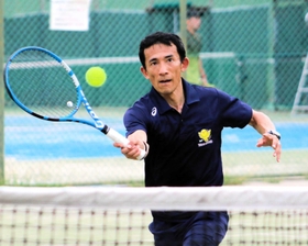 テニスの４０歳以上の日本ランキングで１位になった大崎浩さん＝神戸市西区岩岡町
