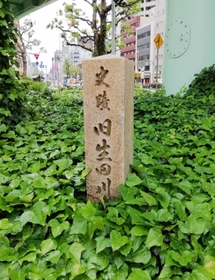 生田川が流れていたことを示す碑＝神戸市中央区加納町３