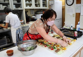 子どもたちに配る弁当を手作りするボランティア＝神戸市東灘区御影本町６