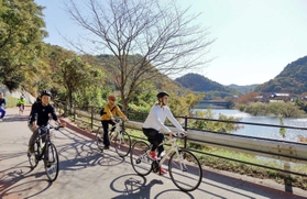 神出山田自転車道でサイクリングを楽しむイベント参加者＝２０１９年１１月、北区山田町衝原（神戸市提供）