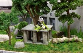 荒木さとしさんがジオラマで再現したタンタンのパンタ舎＝神戸市灘区王子町３、王子動物園（撮影・長嶺麻子）